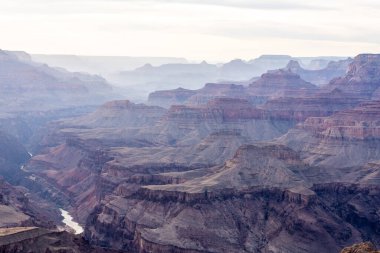 Büyük Kanyon Piramitleri 'nin Puslu Katmanları ve Colorado Nehri Altında