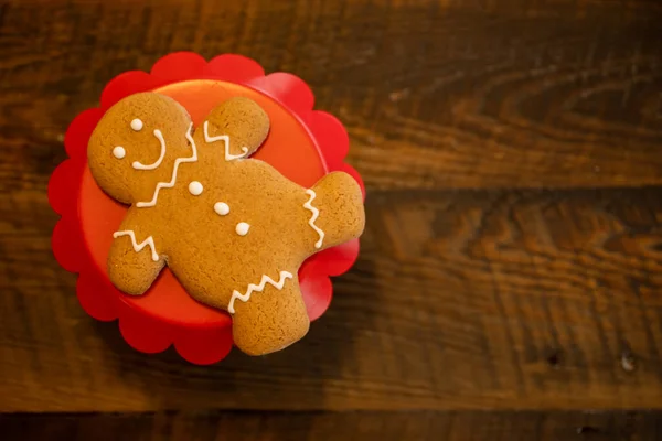 Gingerbread Man Com Espaço Cópia Para Direita Sobre Fundo Madeira — Fotografia de Stock