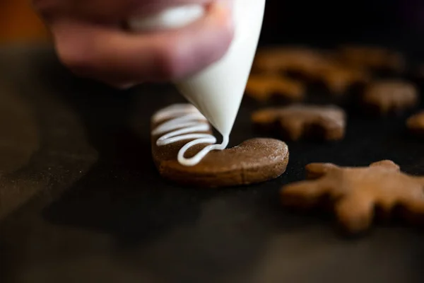 Gelando Biscoito Gingerbread Candy Cane Com Cobertura Branca — Fotografia de Stock
