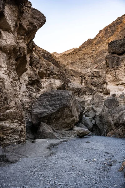 Grandes Rocas Ocultan Sendero Medida Que Continúa Lavado Largo Del — Foto de Stock