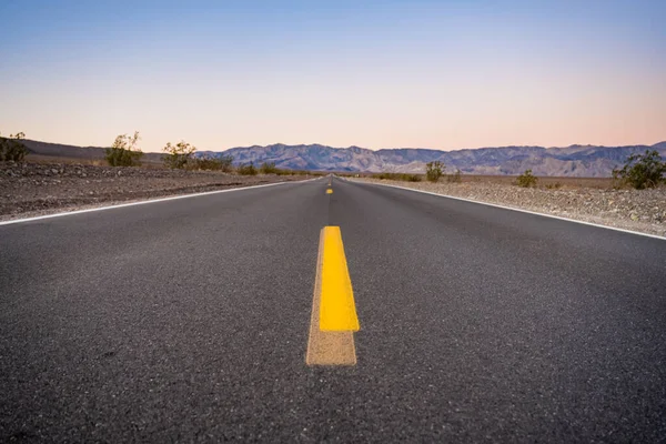 Bajo Ángulo Rayas Amarillas Brillantes Camino Valle Muerte — Foto de Stock