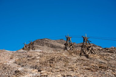 Ölüm Vadisi Ulusal Parkı 'nda mavi gökyüzü olan Keane Wonder Madeni' nin Kuleleri