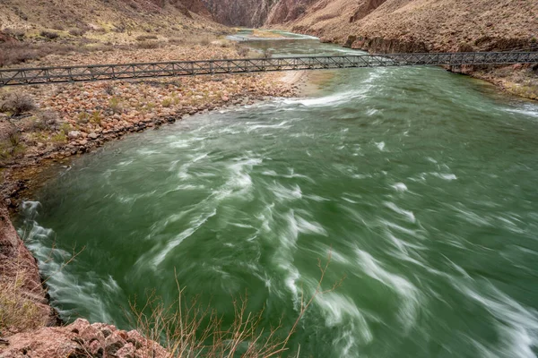 Colorado Nehri Büyük Kanyon Dibindeki Gümüş Köprü Nün Altından Geçiyor — Stok fotoğraf