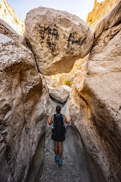 Mujer Camina Bajo Roca Camino Ernst Tinaja Parque Nacional Big — Foto de Stock