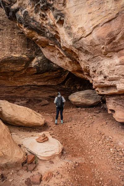 Senderista Revisando Sendero Que Convierte Una Cueva Parque Nacional Canyonlands — Foto de Stock