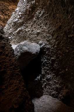 Geniş Kaya, Ölüm Vadisi 'ndeki Yan Kanyon' da Bir Uzun Adım Yarattı