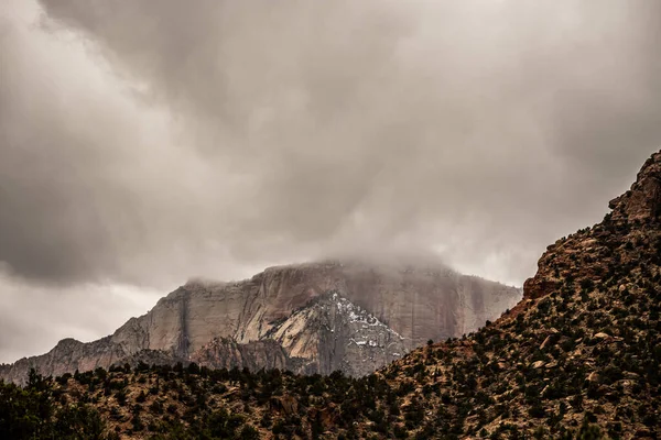 Stürmische Wolken Rollen Bei Winterwetter Über Gipfel Zion Nationalpark — Stockfoto