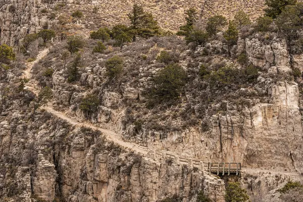 Steep Trail Drops Bridge Guadalupe Mountains National Park — стокове фото