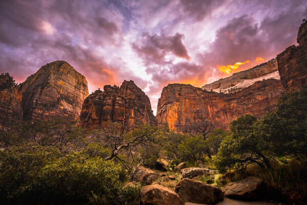 Темные облака висят над оленьей ловушкой Орган и ангелы приземляются с дороги долины в Сионе