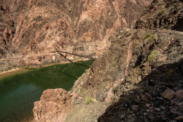 Yürüyüşçü Büyük Kanyon Daki Colorado Nehri Ndeki Kara Köprü Bakıyor — Stok fotoğraf