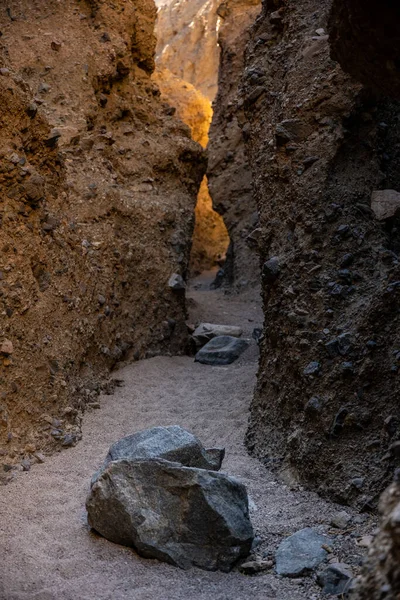 Великі Валуни Прокладають Шлях Через Щільний Каньйон Долині Смерті — стокове фото