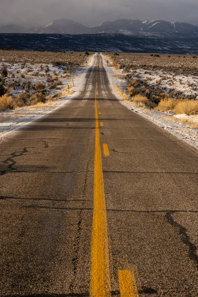 Longa Estrada Para Agulhas Canyonlands Com Neve — Fotografia de Stock