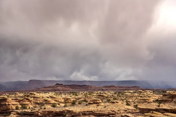 Låga Regnmoln Passerar Över Mesa Norr Kanyler Canyonlands — Stockfoto