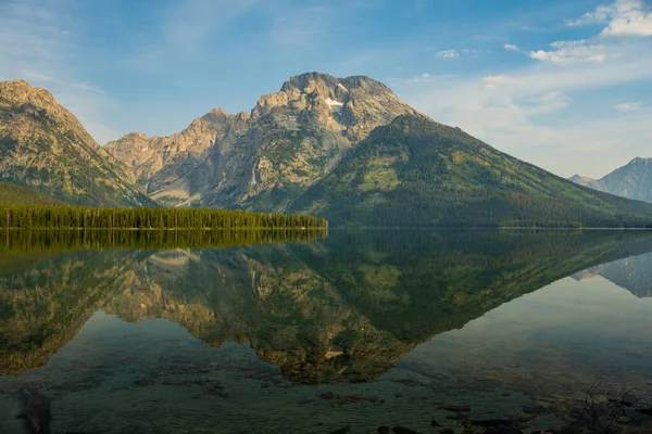 Grand Teton Ulusal Parkı 'ndaki Leigh Gölü' nde Yansıyan Moran Dağı