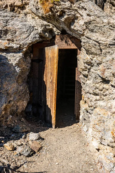 キーン ワンダー鉱山でハイシャフトアップするための扉を開いた死の谷 — ストック写真