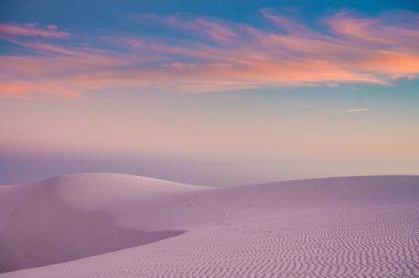 Beyaz Kumlar Ulusal Parkı 'nda Gün Batımında Pürüzsüz Kum