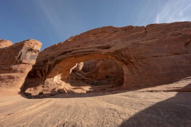 Utah Çölü 'ndeki Arches Ulusal Parkı' nda Gururla Duran Kule Kemeri