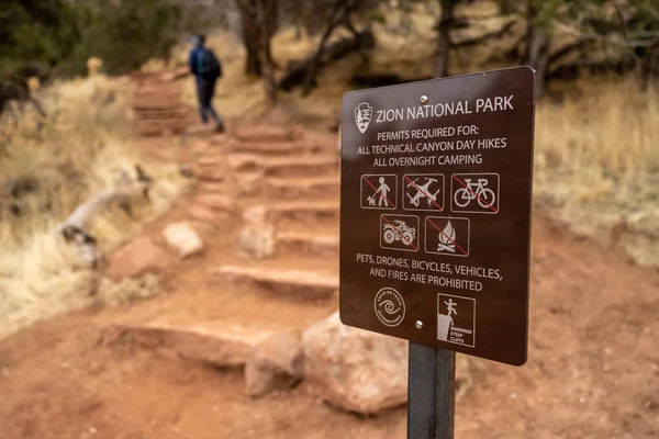 Zion Národní Park Zakázané Položky Přihlásit Turistou Dálce Stezce Strážce — Stock fotografie