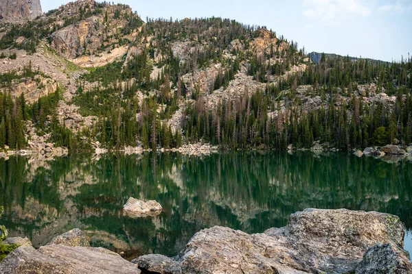 Lago Haiyaha Refleja Los Árboles Ladera Las Montañas Parque Nacional —  Fotos de Stock