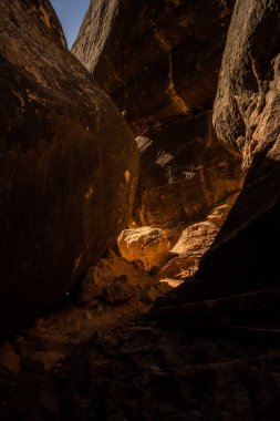 Sabah güneşi Cairn 'i vurguluyor Kanyon duvarlarından geçen patikayı işaretliyor