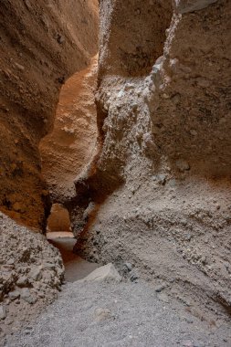 Ölüm Vadisi Ulusal Parkı 'ndaki bir kanyonun sonundaki küçük kemer yolu.