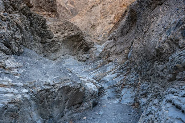 Sendero Pasa Sobre Rocas Gastadas Cañón Mosaico Death Valley — Foto de Stock