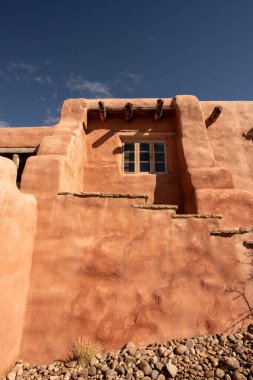 Taşlaşmış Orman Ulusal Parkı 'nda Mavi Gök Altında Boyalı Çöl Hanı Duvarı