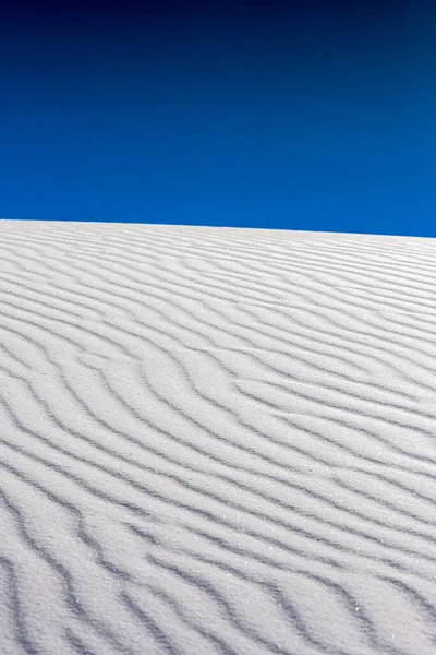 Diepe Ribbels Ongestoorde Zandduin Met Donkerblauwe Lucht Erboven White Sands — Stockfoto
