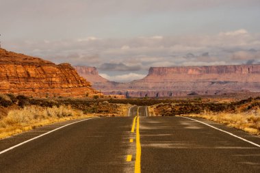 Canyonlands Ulusal Parkı 'na giden yolda bir çukura doğru ilerliyor.