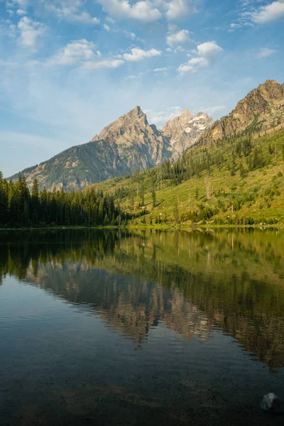 Grand Teton Tükröződés Elhomályosítja Szaggatott Víz String Lake — Stock Fotó