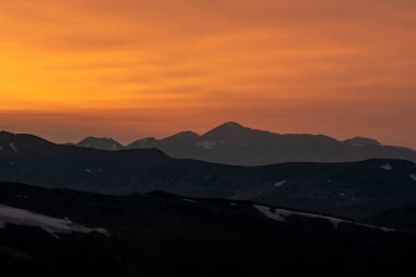 Trail Ridge Yolu 'ndan Kayalıklarda Gün Batımında Turuncu Parıltı