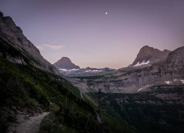 Moon Hangs Logan Pass Highline Trail Glacier National Park — Stock fotografie