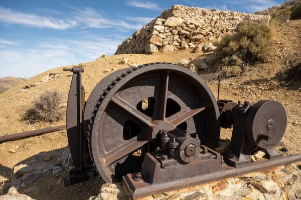 乔舒亚国家公园一个废弃矿山的旧设备 — 图库照片