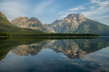 Grand Teton Ulusal Parkı 'ndaki Leigh Gölü' ndeki Tetons Sıradağları ve Ağaçlarının Yansımaları