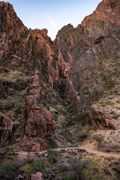 River Trail Passerer Takkede Klipper Grand Canyon Ovenfor - Stock-foto