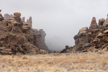 Kalın Bulutlar Kanyonlar Ulusal Parkı 'ndaki Kasırga Kanyonu Yolu' nu dolduruyor.