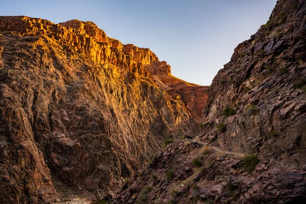 Sendero Corta Alrededor Acantilado Con Luz Mañana Golpeando Las Paredes — Foto de Stock