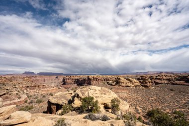 Antik Kaya oluşumları Unerder Canyonlands Ulusal Parkı üzerinde sürekli değişen Bulutlu Gökyüzü