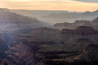 Arizona 'daki Büyük Kanyon' un Bulutlarıyla Öğleden Sonra Hafif Karışımları