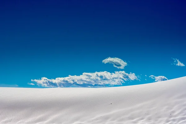 Wolken Stijgen Boven Glad Zand Duin White Sands National Park — Stockfoto