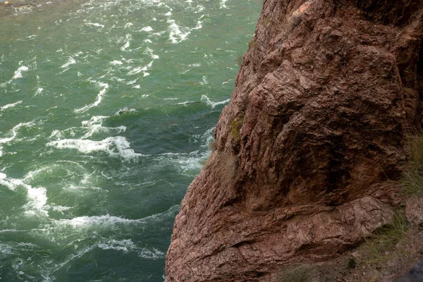 Colorado River Fließt Einer Hohen Roten Klippe Vorbei Durch Den — Stockfoto