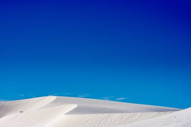 Beyaz Kumlar Ulusal Parkı 'nda Pürüzsüz Bir Yılan Kumulunun Üzerindeki Boş Mavi Gökyüzü