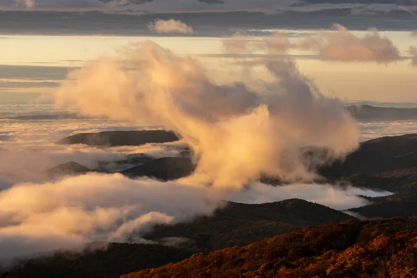 Tidig Morgon Ljus Träffar Låg Wispy Cloud Längs Blue Ridge — Stockfoto