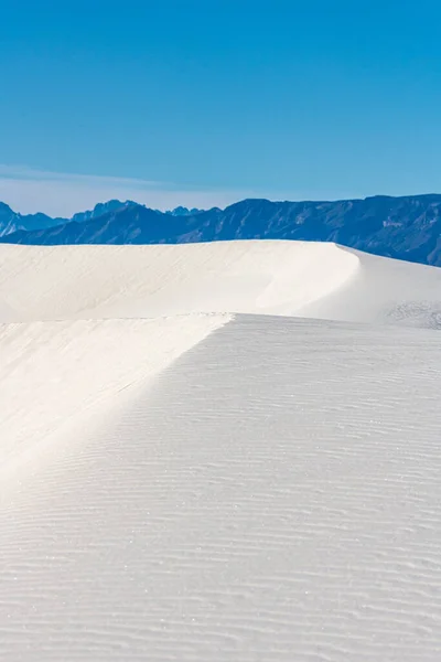 石灰沙丘向白沙国家公园后面的圣安德烈斯山脉升起 — 图库照片