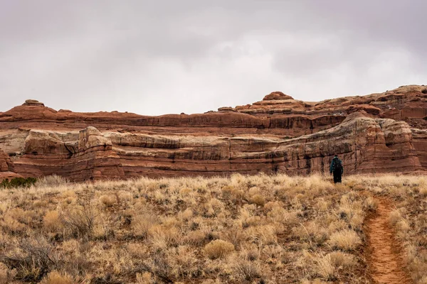 Caminante Cruzando Desierto Hacia Una Plataforma Rocosa Bajo Tormenta Lluvia — Foto de Stock