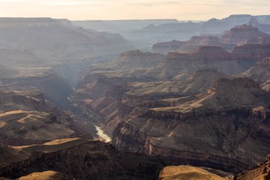 Işık Lipan Point 'ten yaklaşırken Colaro Nehri' nden yansıyor.