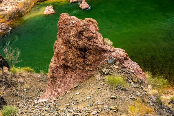 Μεγάλο Βράχο Outcropping Πάνω Από Φωτεινό Πράσινο Νερό Του Ποταμού — Φωτογραφία Αρχείου