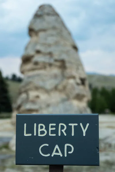 Liberty Cap Gejzír Přihlásit Mamut Hot Spring Oblasti Yellowstone — Stock fotografie