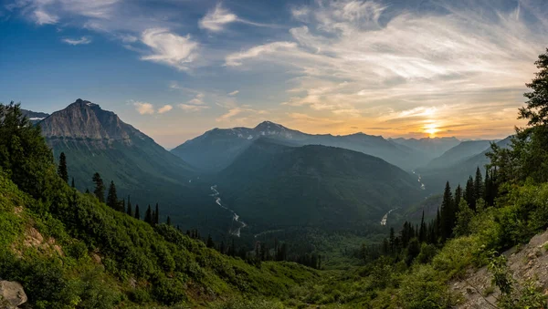 Mcdonald Creek Flyter Från Glaciärmuren Vid Solnedgången Längs Vägen Mot — Stockfoto