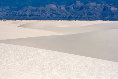 New Mexico 'daki San Andres Dağları' nın eteklerinde kum tepeleri kesişiyor.